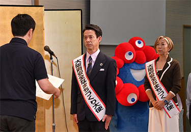西川ファミリーを代表して、大阪府知事から感謝状を贈呈される西川忠志氏