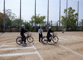模擬コースを使用し、正しい自転車の通行方法を実践している様子