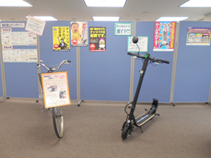 展示されている特定小型原動機付自転車等の様子