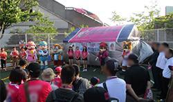 セレッソ大阪のテントの前で球団のマスコットたちが並ぶ、沢山の参加者との写真