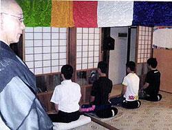 お寺での座禅体験の写真