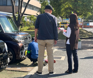 ナンバープレート盗難防止ネジの無料取付の様子