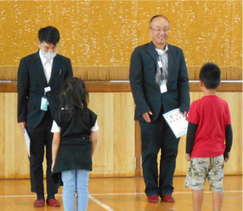 5つの約束シール配付の様子