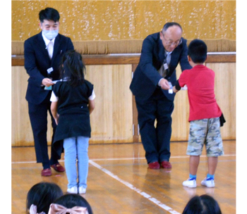 5つの約束シール配付の様子