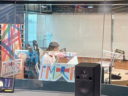 ラジオの番組内で特殊詐欺等の啓発広報活動を行っている様子