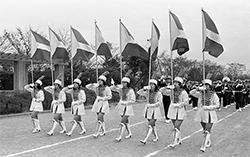 発足時のカラーガード隊、旗を掲げる白黒の写真