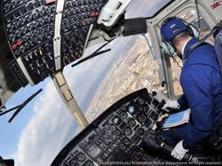 飛行中の操縦士と計器の写真