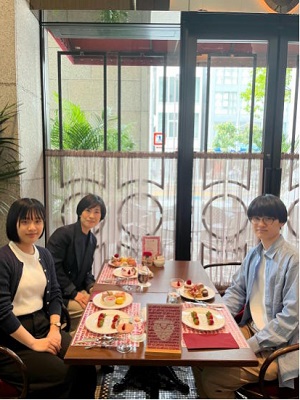 家族と食事をしている様子
