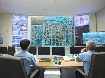 交通管制センターから現場警察官への指示風景