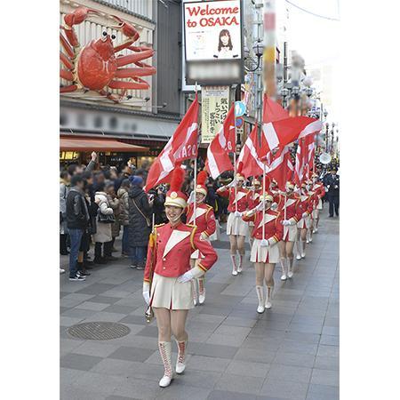 道頓堀でパレード行進をするカラーガード隊の写真