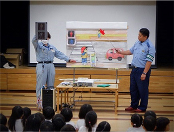警察官が園児に交通安全教育を行っている様子