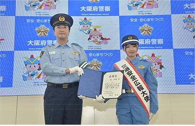 警察官とバイク系インフルエンサー奥さんの写真