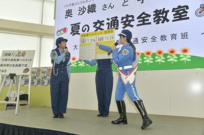 交通安全教室をおこなっている様子