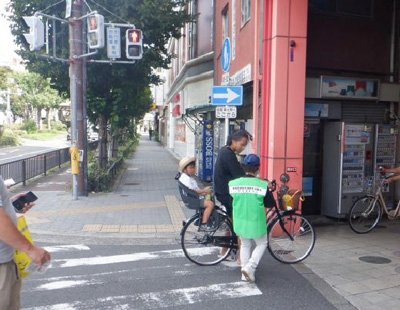 自転車利用者にヘルメットの着用を呼びかけている様子
