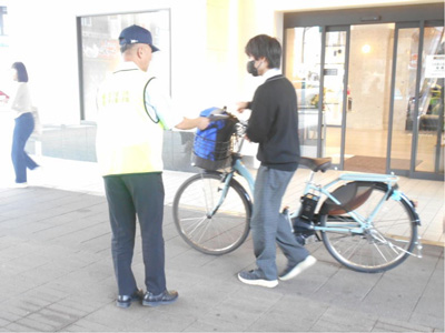自転車利用者からは、「自転車に乗るときは気を付けます」「ヘルメットもしっかり被ります」等の声があった様子