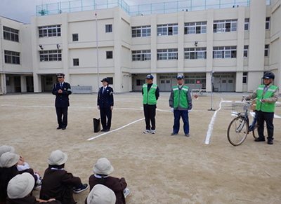 酉島小学校で交通安全教室を行っている様子1