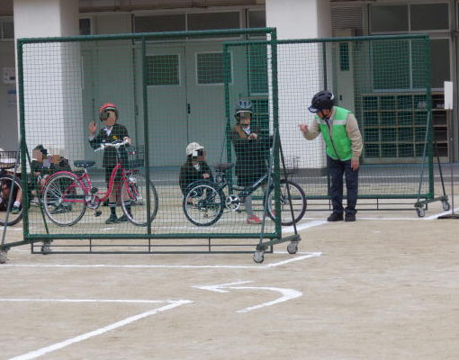酉島小学校で交通安全教室を行っている様子2
