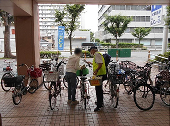 自転車マナーアップキャンペーンのチラシを配布している様子