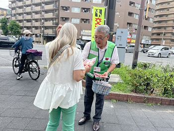 自転車の交通反則通告制度に関するリーフレットを配布している様子