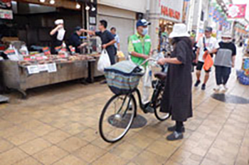 自転車マナーアップキャンペーンの広報啓発活動を行っている様子