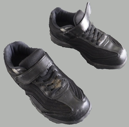 黒色運動靴