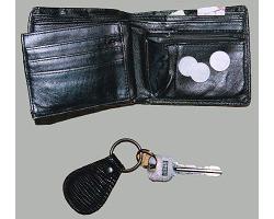 黒色二つ折り財布、鍵1本の写真