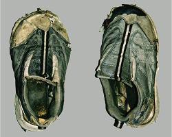 グレー色運動靴（右27センチ、左26センチ）の写真