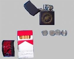 黒色ジッポライター、タバコ等の写真