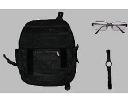 黒色ショルダーバッグ、腕時計、眼鏡の写真