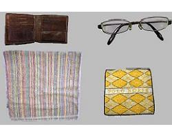 茶色二つ折り財布、眼鏡、ハンドタオル等の写真