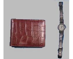 茶色二つ折り財布、腕時計の写真