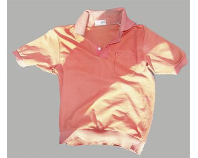 オレンジ色半袖ポロシャツの写真
