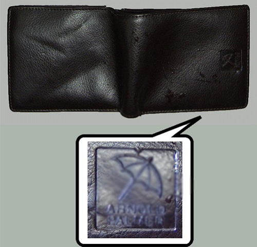 黒色二つ折り財布