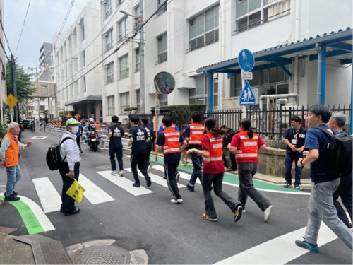 小学校下校時のランニングパトロールの様子2