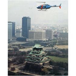 大阪城上空を飛んでいるヘリコプターの写真