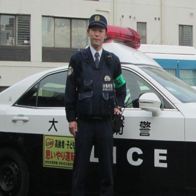大阪学院大学出身の警察官の写真