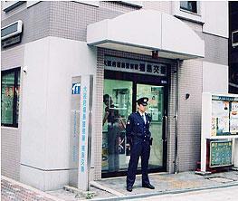 交番の前で警察官が立番をしている写真
