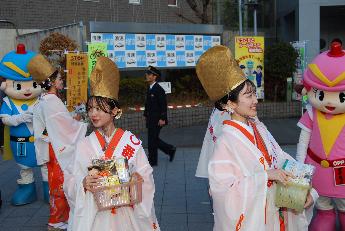 啓発グッズを配布する福娘とフーくんケイちゃん