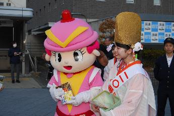 啓発グッズを配布するケイちゃん