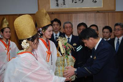 吉兆を授かる署長