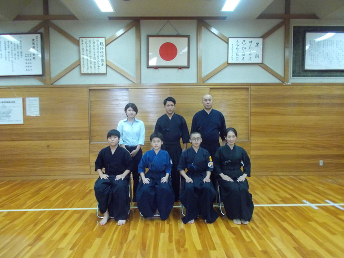 前列の4名は椅子に腰かけ、後列の3名は立って撮影した西成少年剣道訓練員の集合写真
