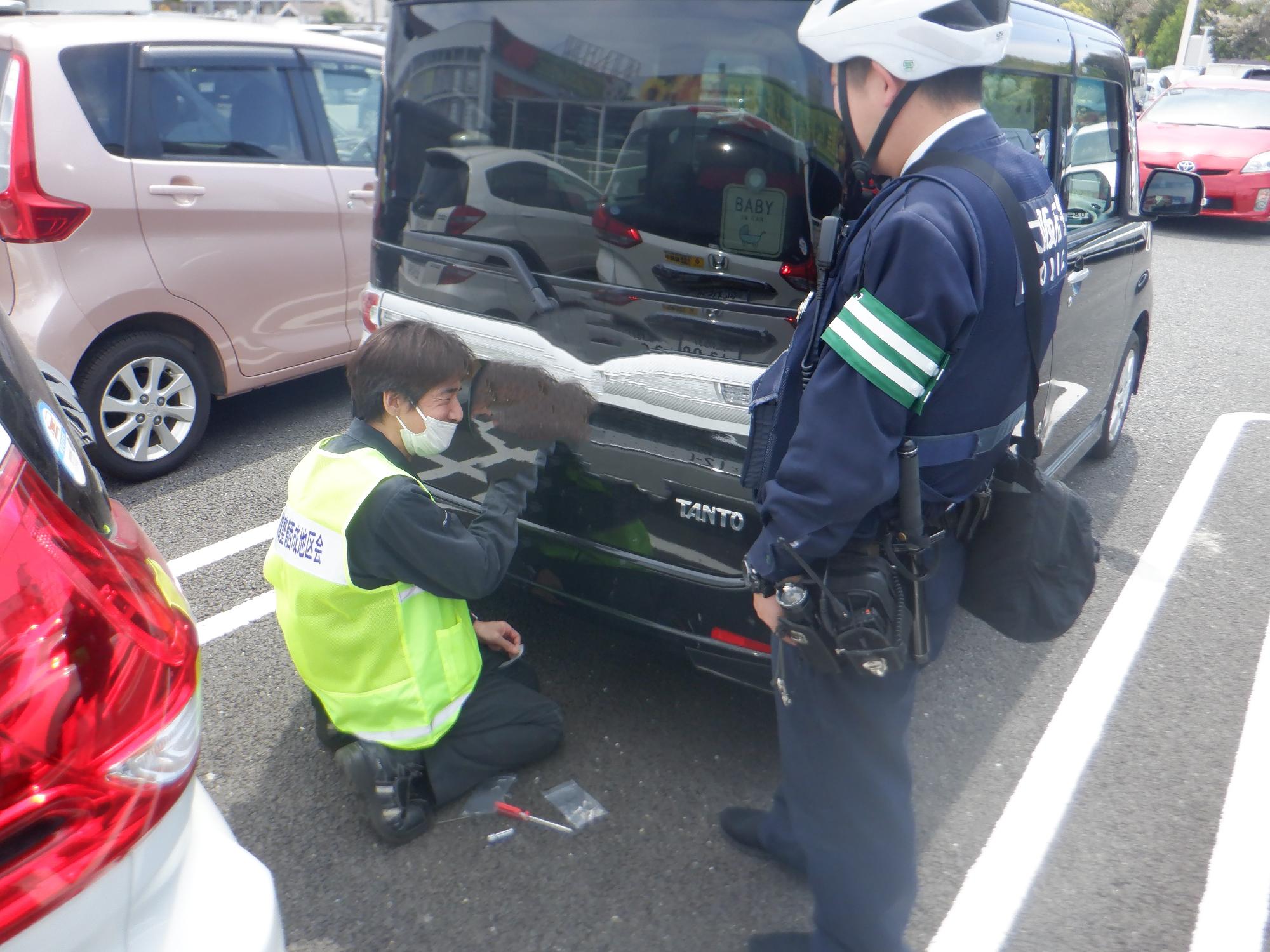 盗難防止ネジ無料取付キャンペーンの様子