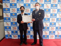 感謝状を持って立っている男子高校生と東淀川警察署長の写真