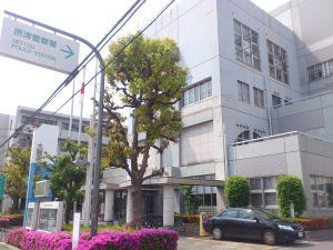 摂津警察署の看板と建物の外観写真