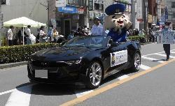オープンカーでパレード