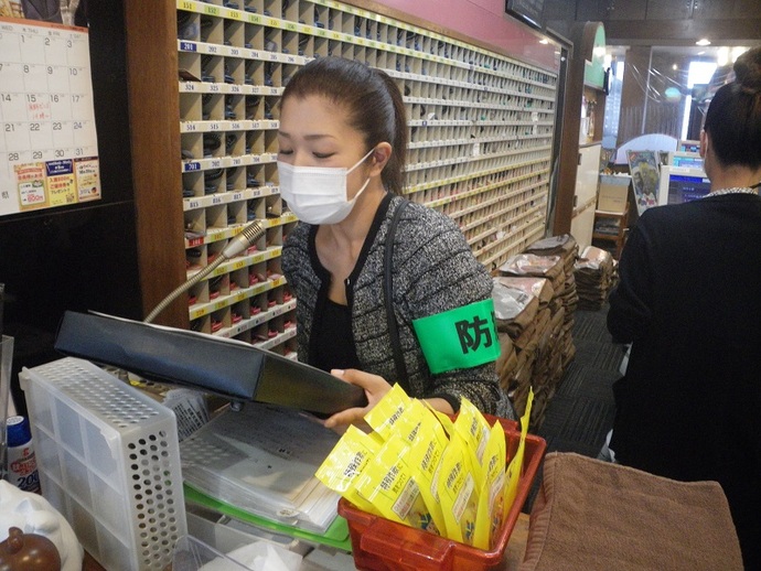 松原天然温泉you,ゆ～館内にて特殊詐欺被害防止のアナウンスをする、松原警察署職員の写真