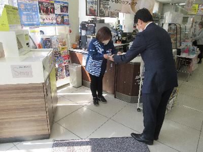 ローソン松原東新町店従業員の方に感謝状贈呈の状況
